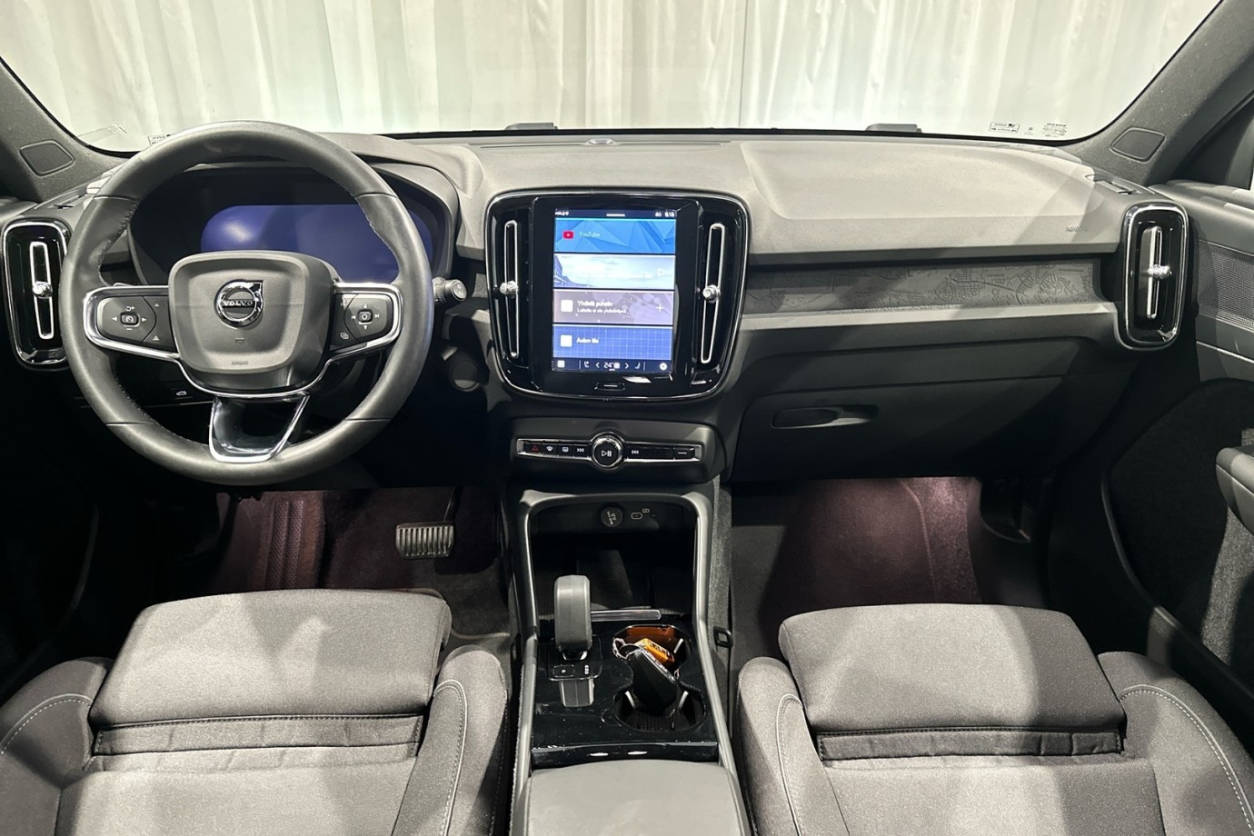 Esittelykuva VOLVO XC40 täyssähköautosta.