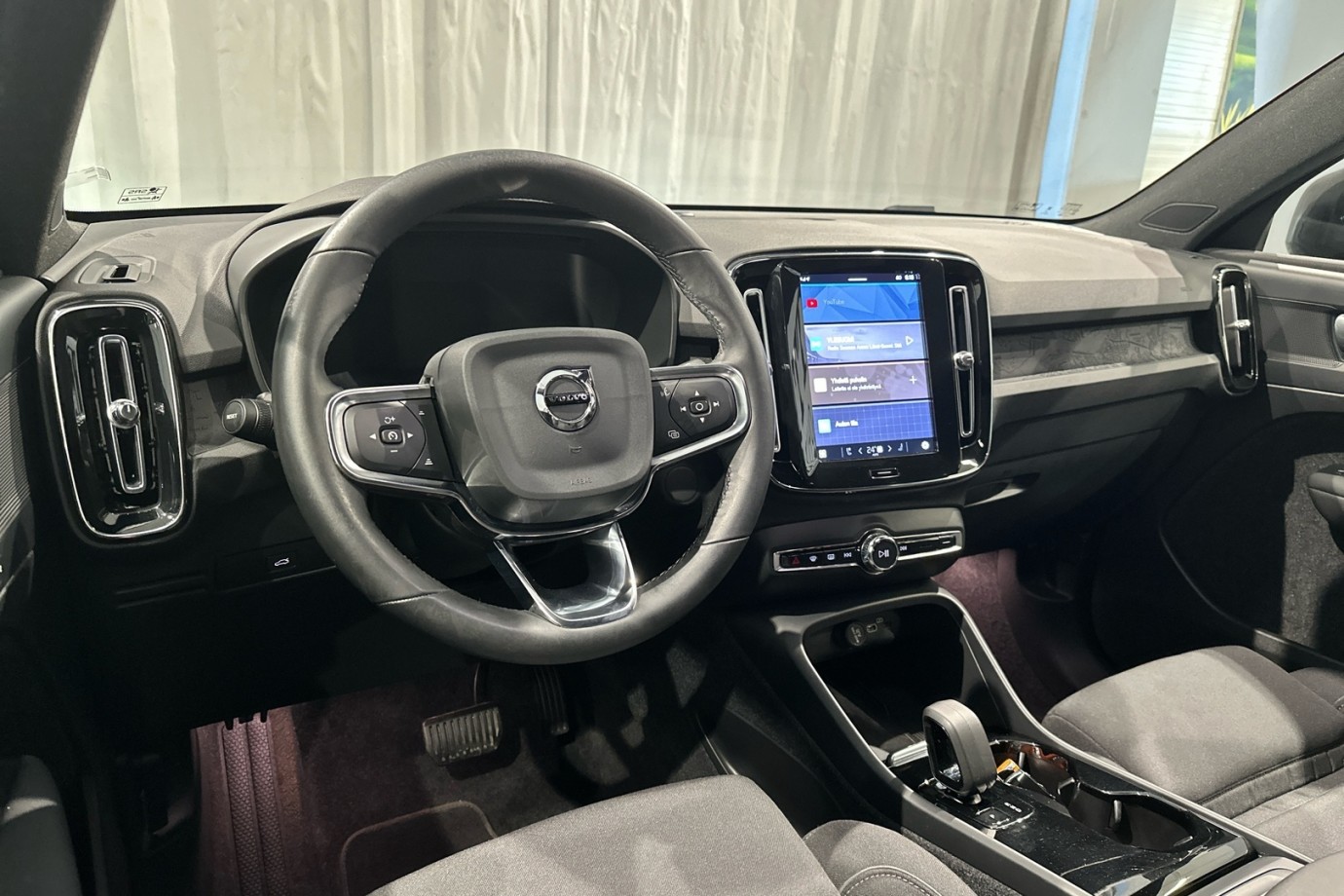 Esittelykuva VOLVO XC40 täyssähköautosta.