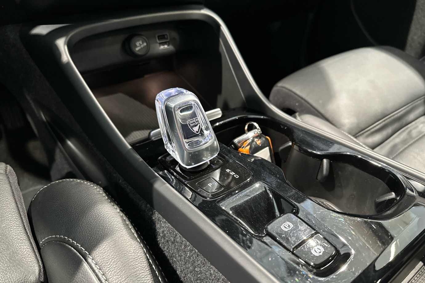 Esittelykuva VOLVO XC40 lataushybridiautosta.