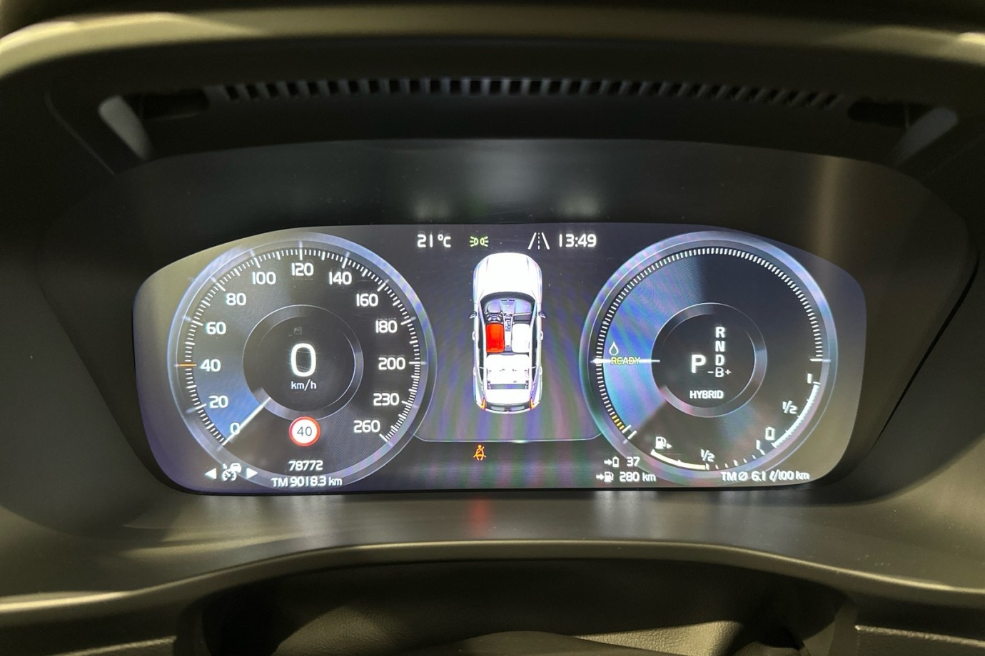 Esittelykuva VOLVO XC40 lataushybridiautosta.