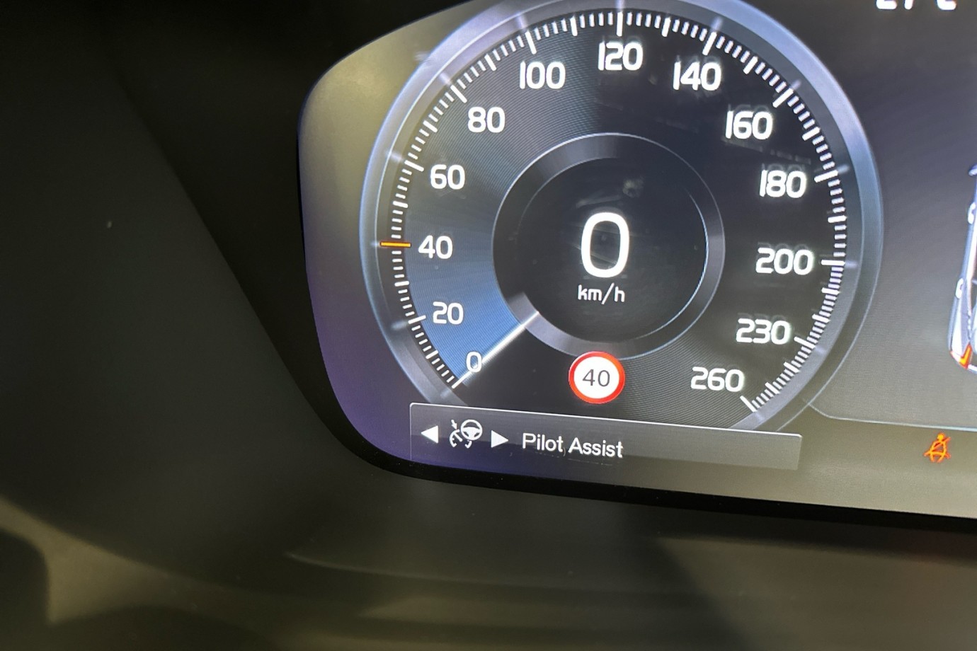Esittelykuva VOLVO XC40 lataushybridiautosta.