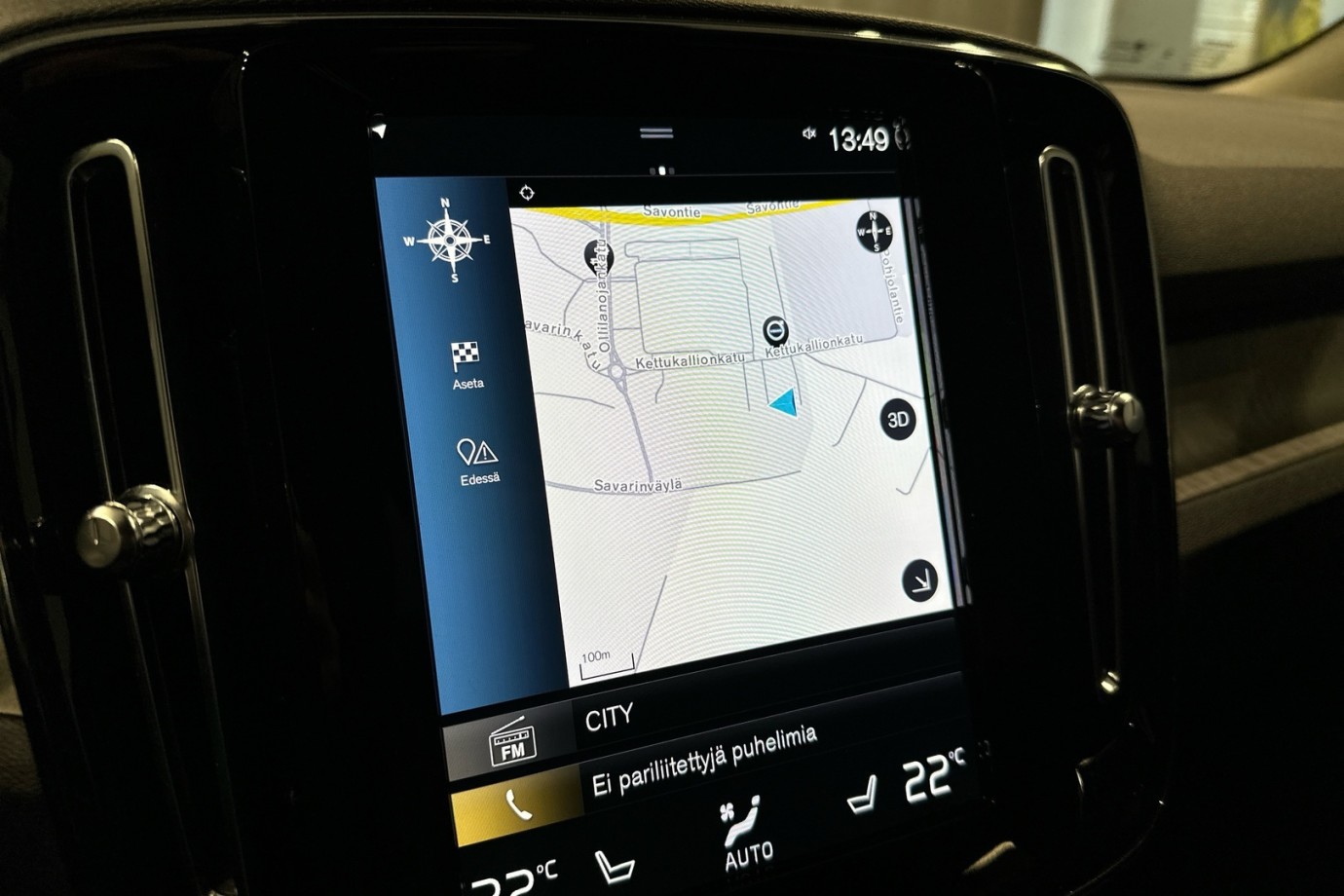 Esittelykuva VOLVO XC40 lataushybridiautosta.