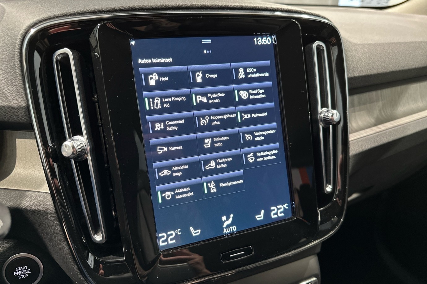 Esittelykuva VOLVO XC40 lataushybridiautosta.