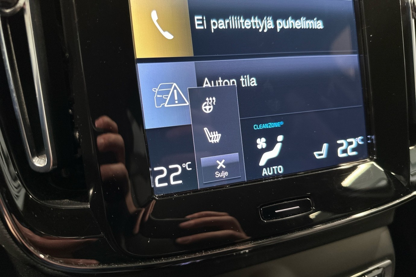 Esittelykuva VOLVO XC40 lataushybridiautosta.