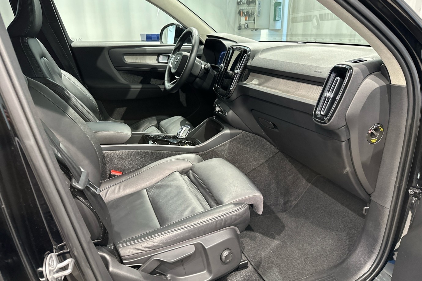 Esittelykuva VOLVO XC40 lataushybridiautosta.