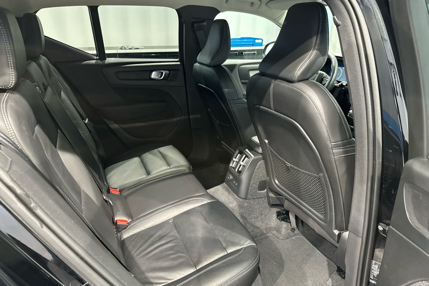 Esittelykuva VOLVO XC40 lataushybridiautosta.