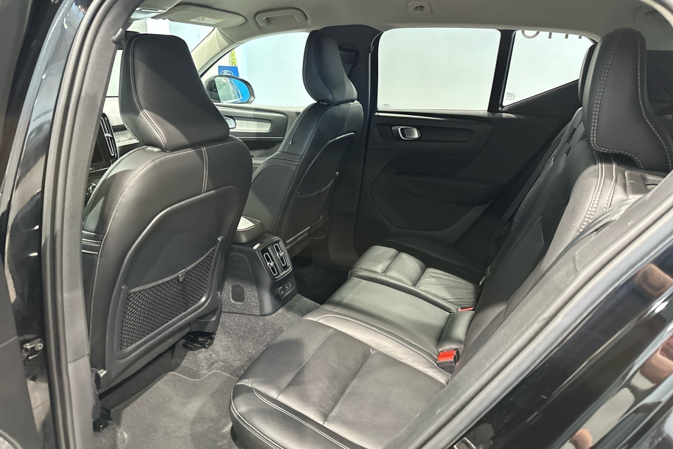Esittelykuva VOLVO XC40 lataushybridiautosta.