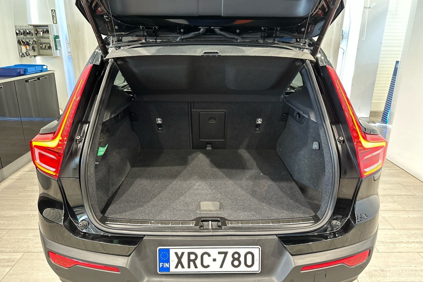Esittelykuva VOLVO XC40 lataushybridiautosta.