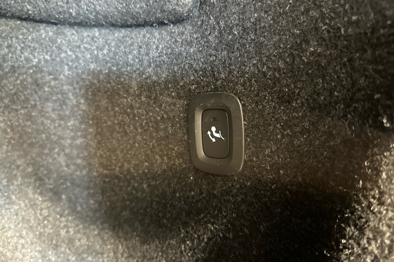 Esittelykuva VOLVO XC40 lataushybridiautosta.