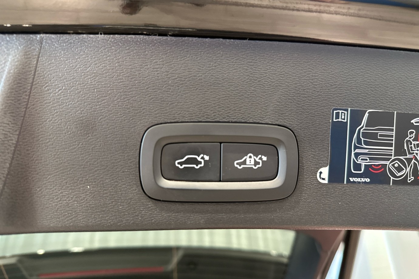 Esittelykuva VOLVO XC40 lataushybridiautosta.