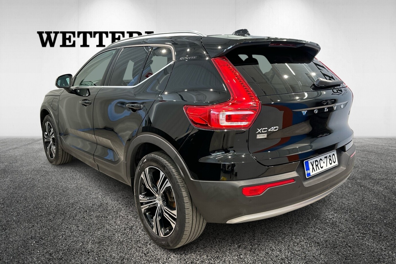 Esittelykuva VOLVO XC40 lataushybridiautosta.