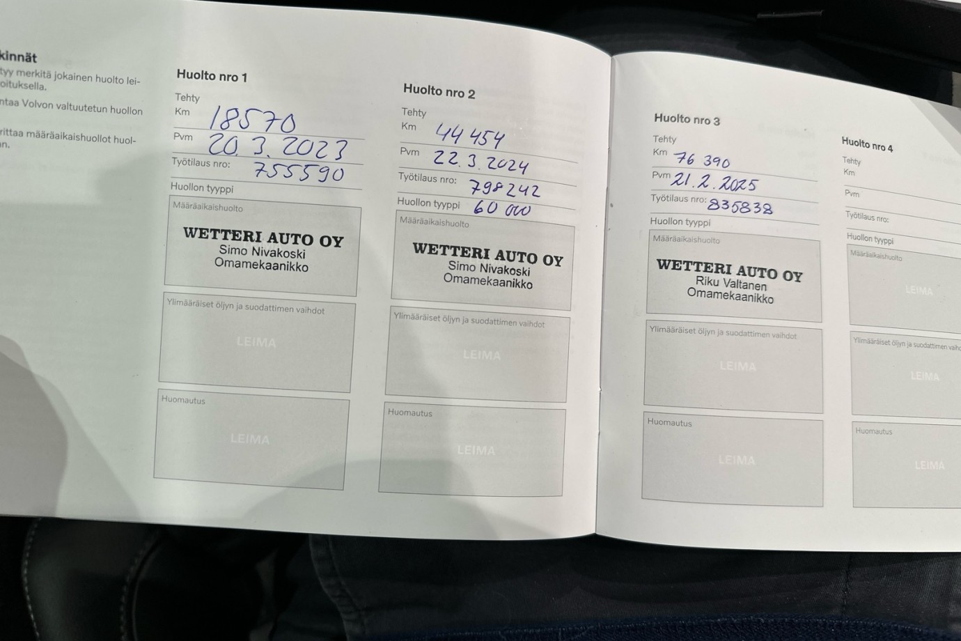 Esittelykuva VOLVO XC40 lataushybridiautosta.