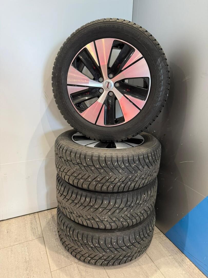 Esittelykuva VOLVO XC40 lataushybridiautosta.