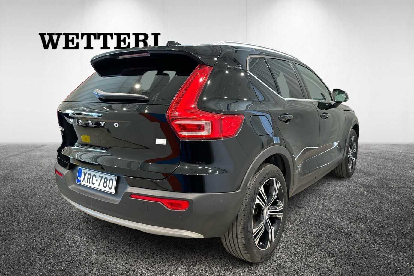 Esittelykuva VOLVO XC40 lataushybridiautosta.