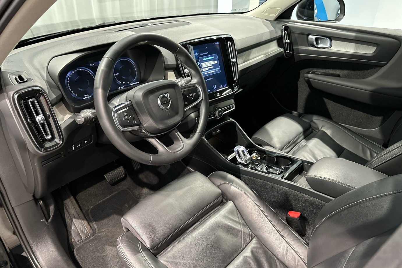 Esittelykuva VOLVO XC40 lataushybridiautosta.
