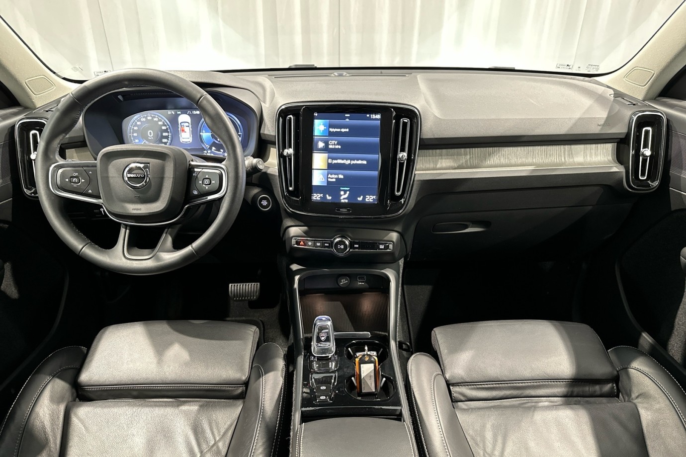 Esittelykuva VOLVO XC40 lataushybridiautosta.