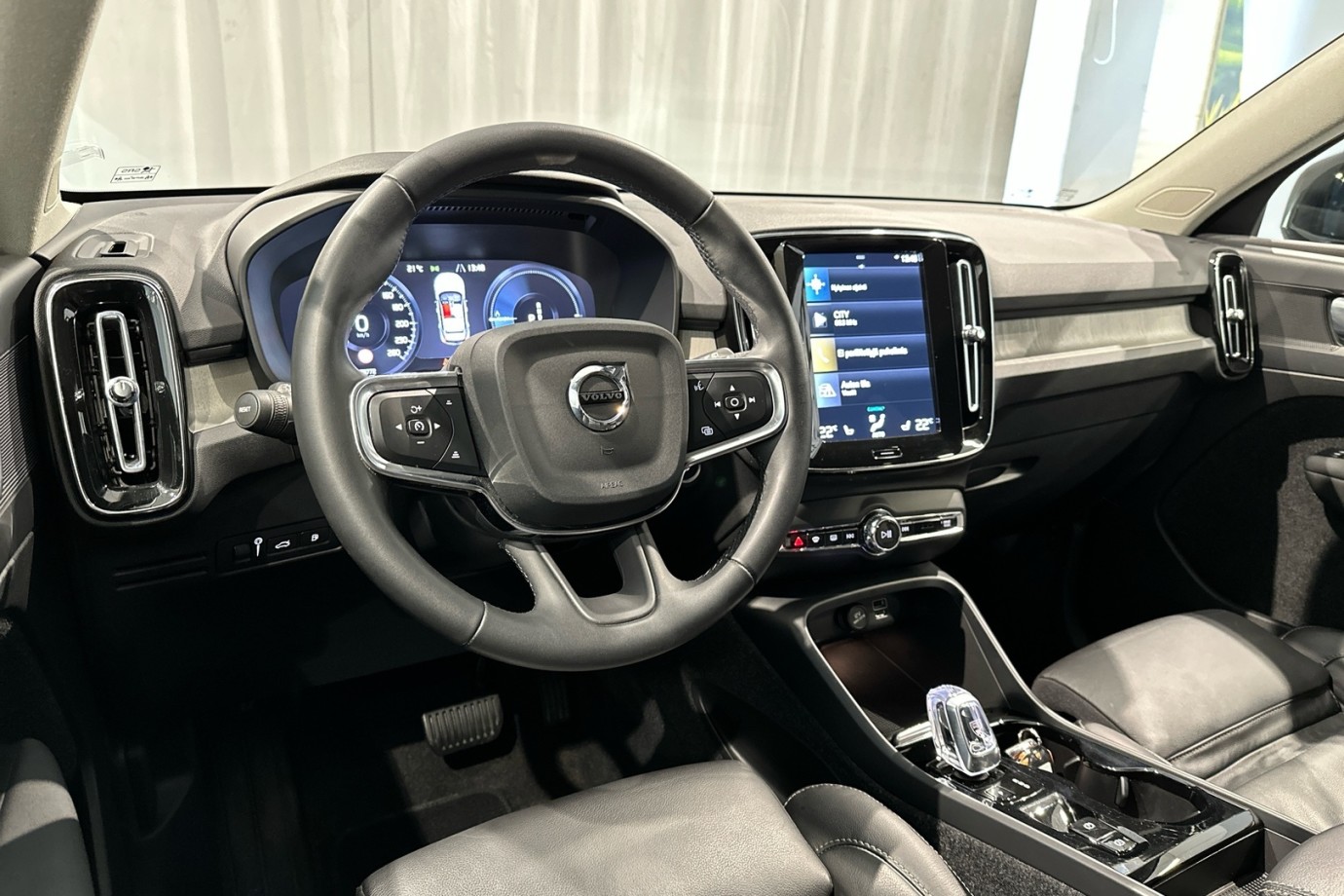 Esittelykuva VOLVO XC40 lataushybridiautosta.