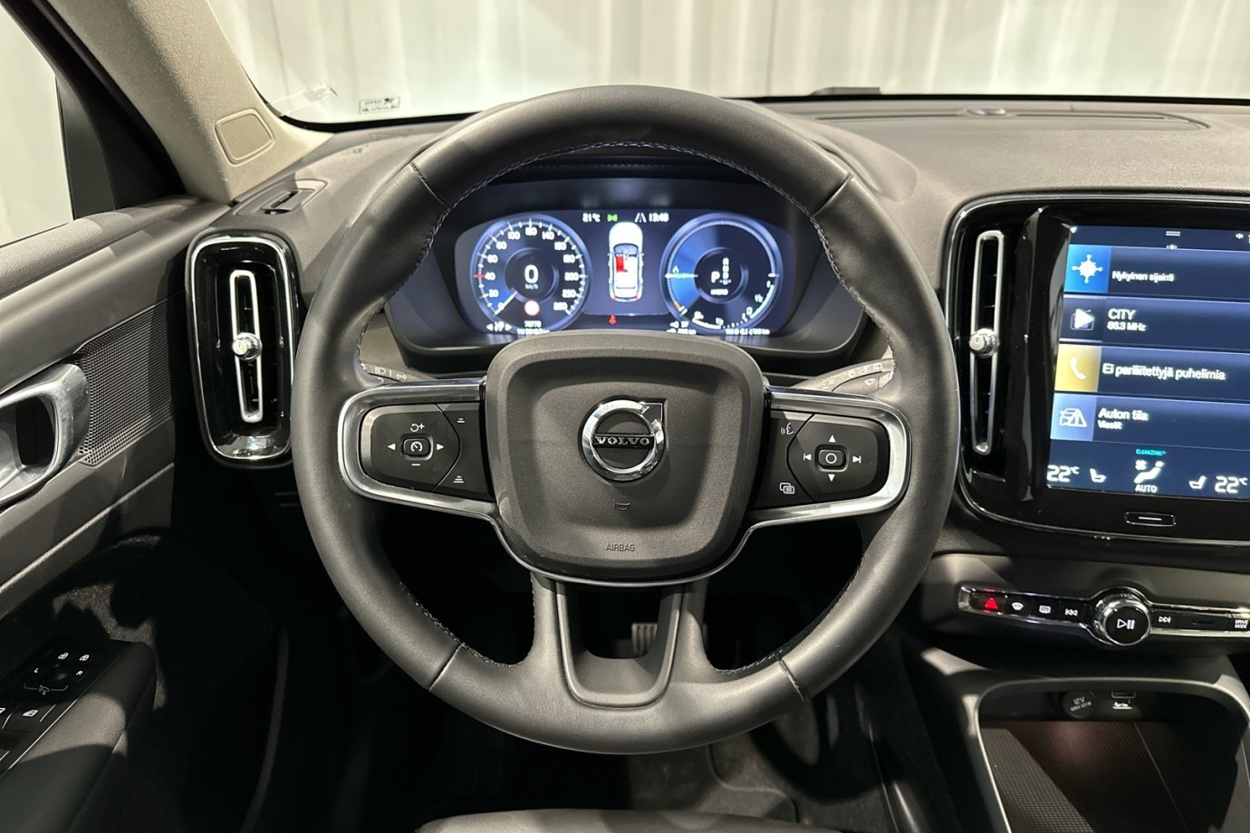 Esittelykuva VOLVO XC40 lataushybridiautosta.