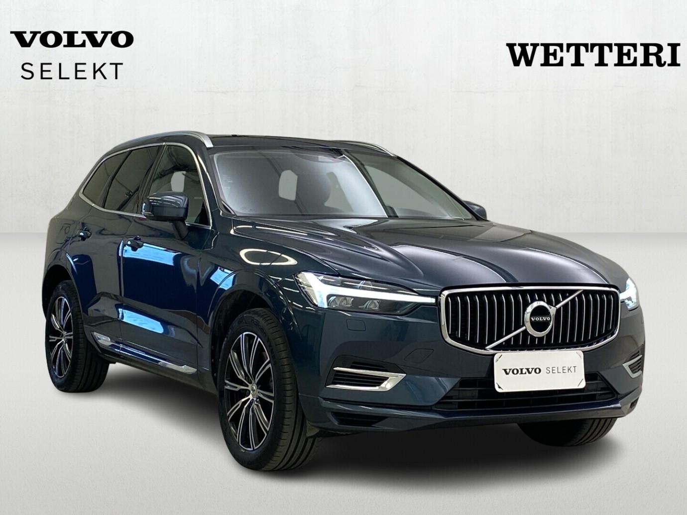 Esittelykuva VOLVO XC60 lataushybridiautosta.
