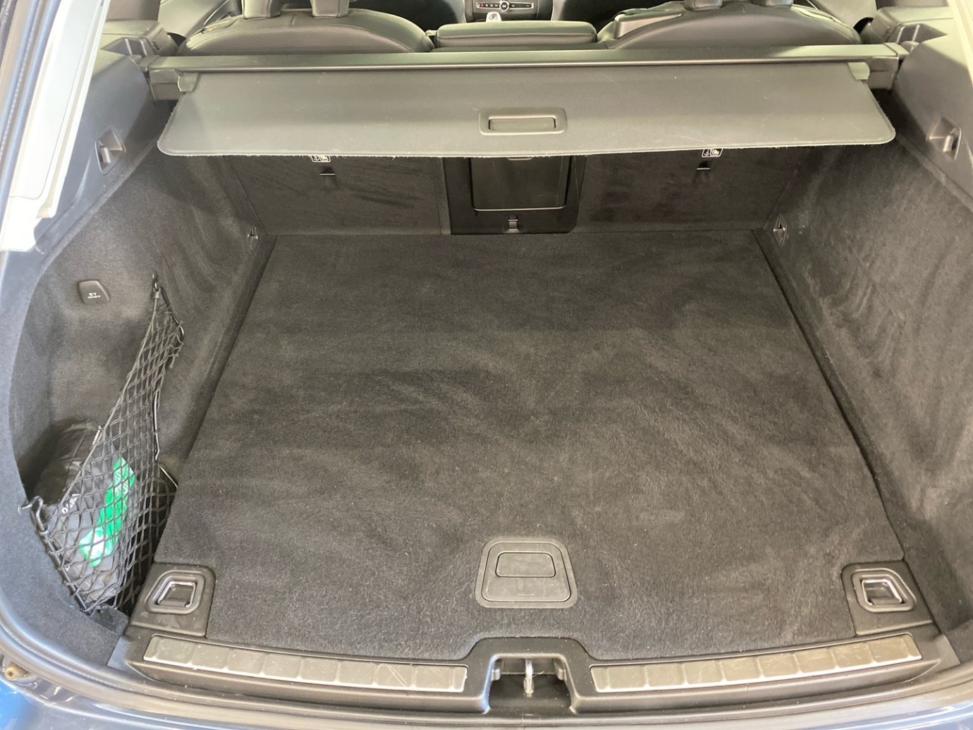 Esittelykuva VOLVO XC60 lataushybridiautosta.