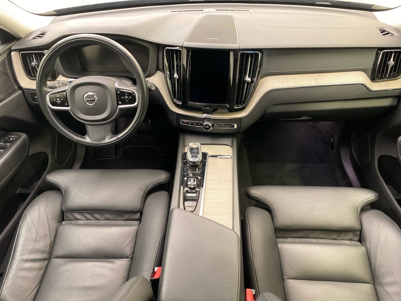 Esittelykuva VOLVO XC60 lataushybridiautosta.