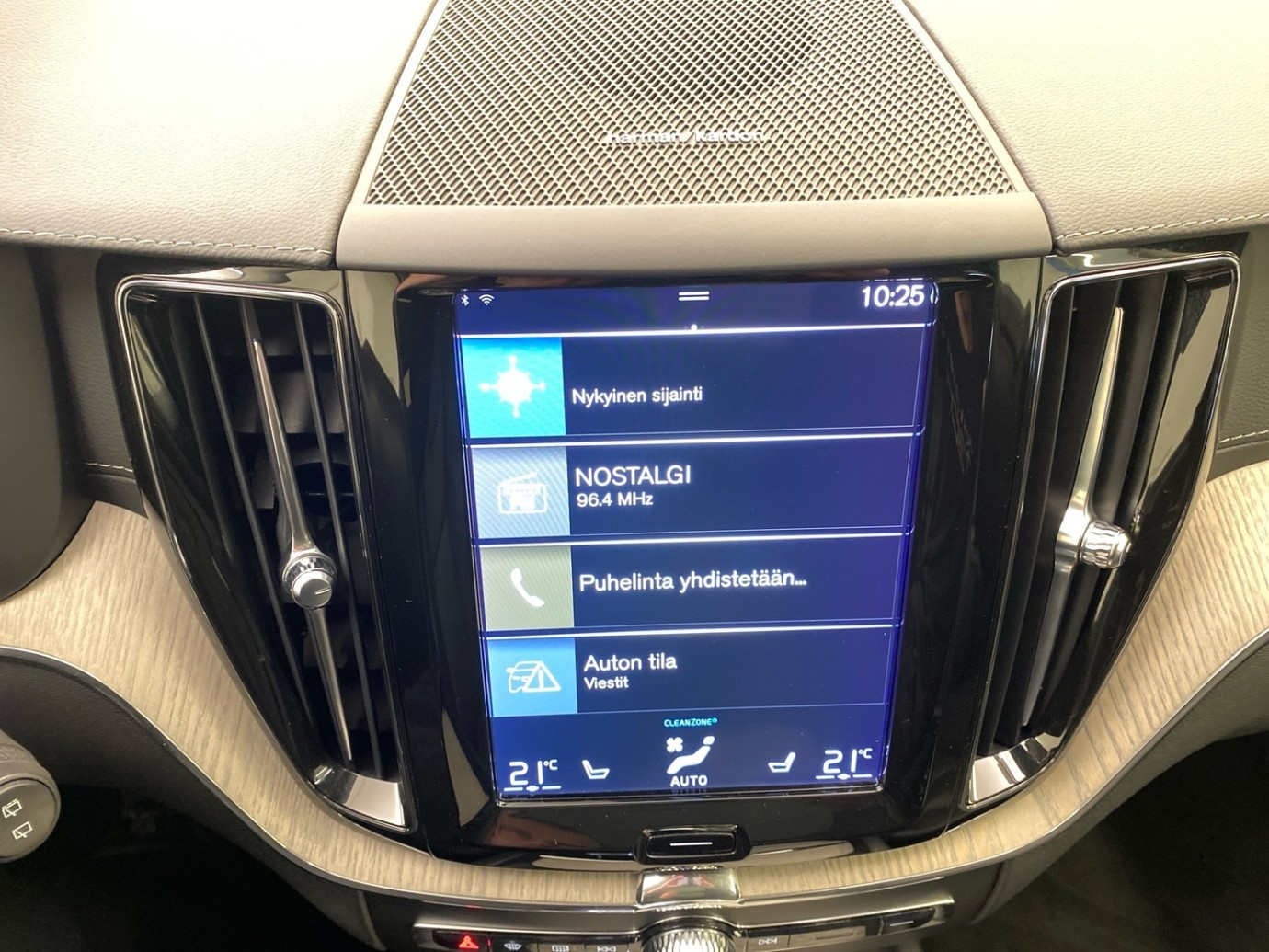 Esittelykuva VOLVO XC60 lataushybridiautosta.