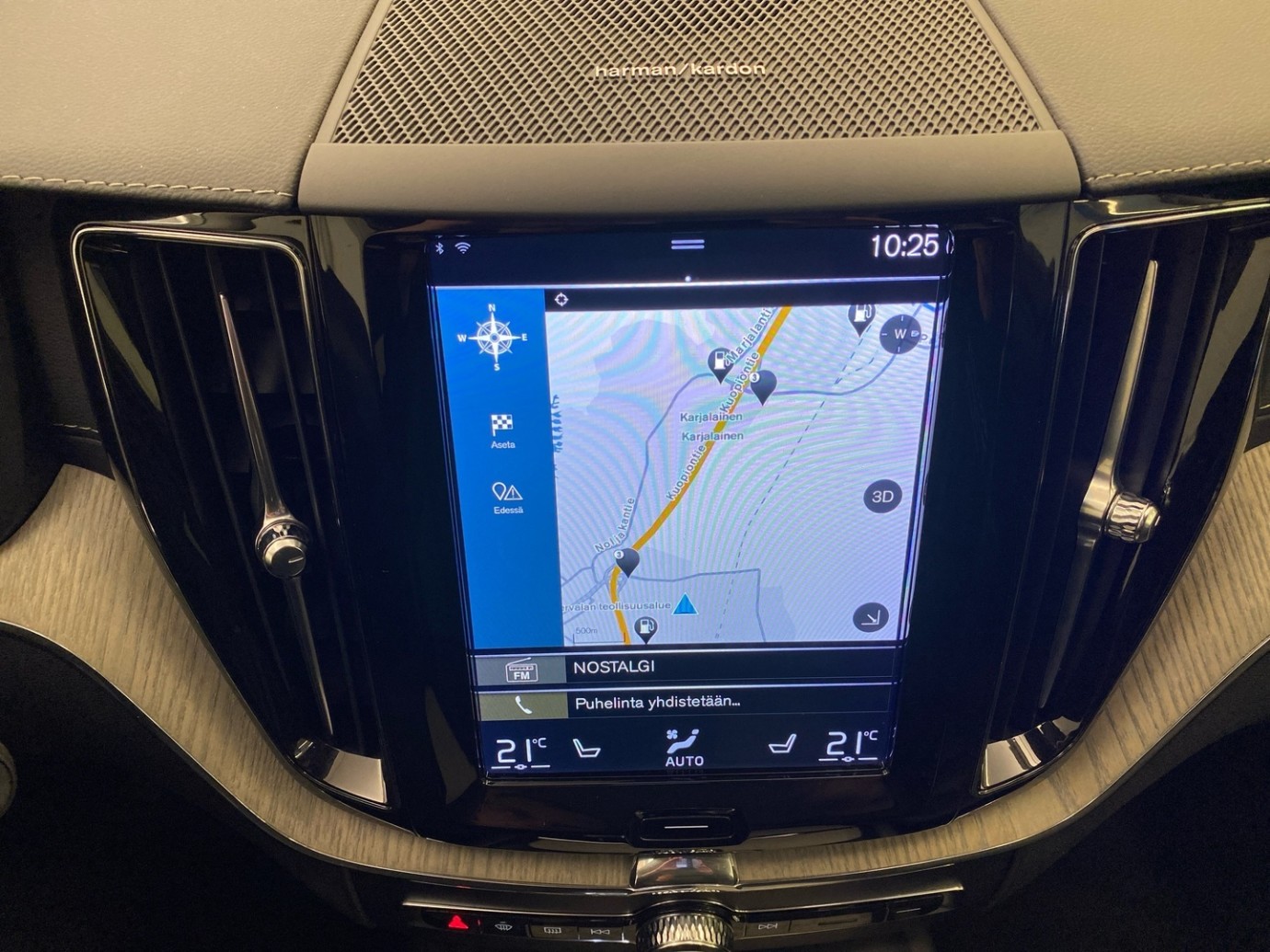 Esittelykuva VOLVO XC60 lataushybridiautosta.