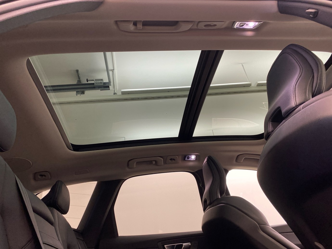 Esittelykuva VOLVO XC60 lataushybridiautosta.