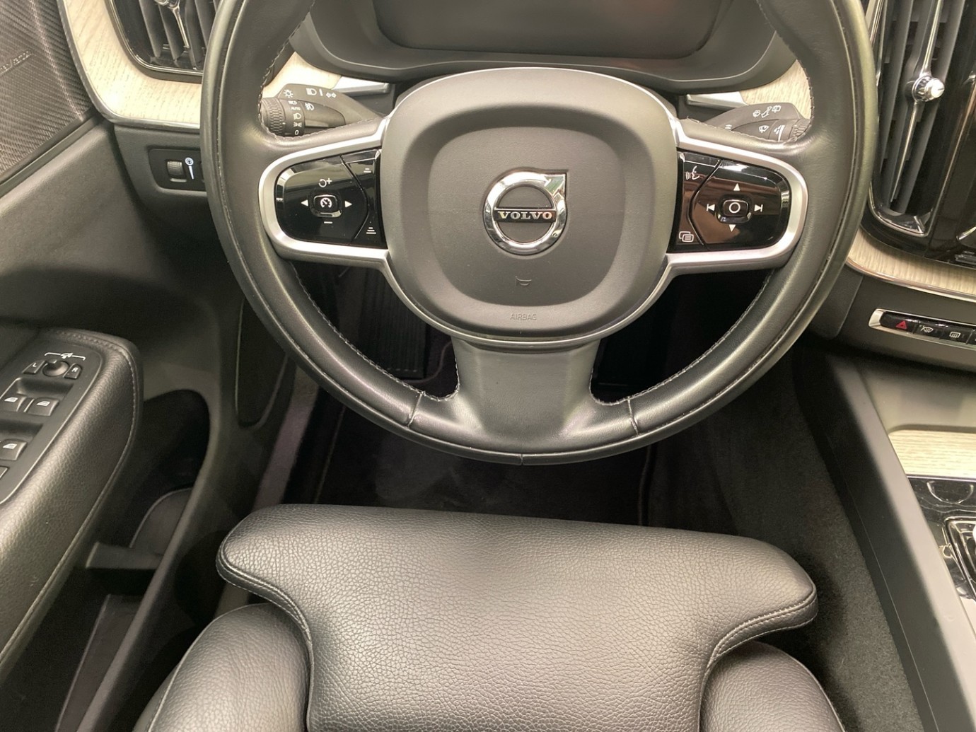 Esittelykuva VOLVO XC60 lataushybridiautosta.