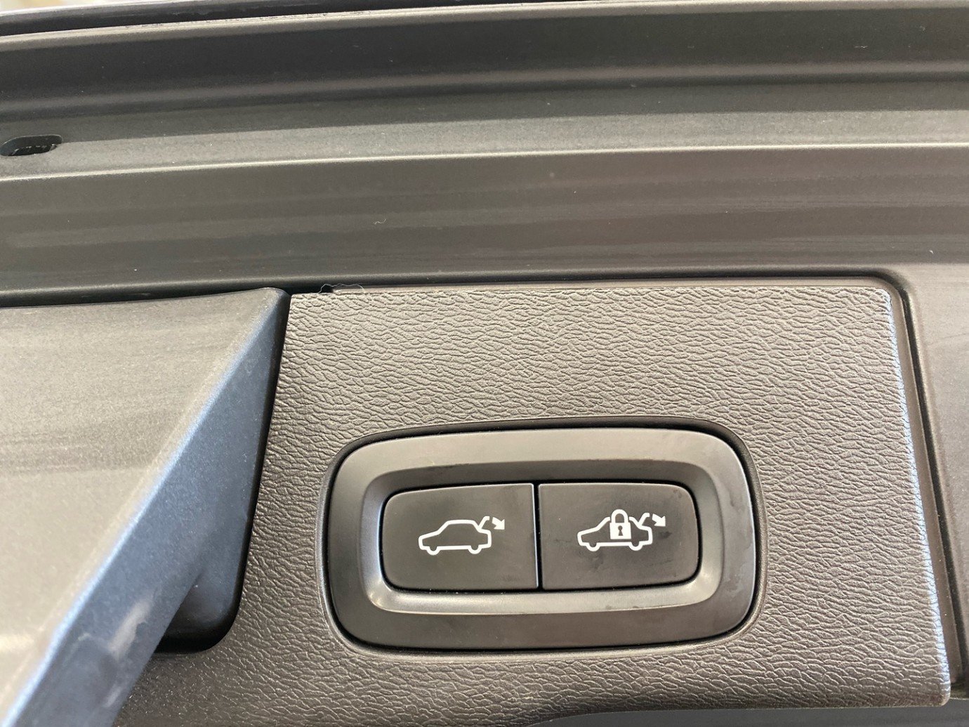 Esittelykuva VOLVO XC60 lataushybridiautosta.