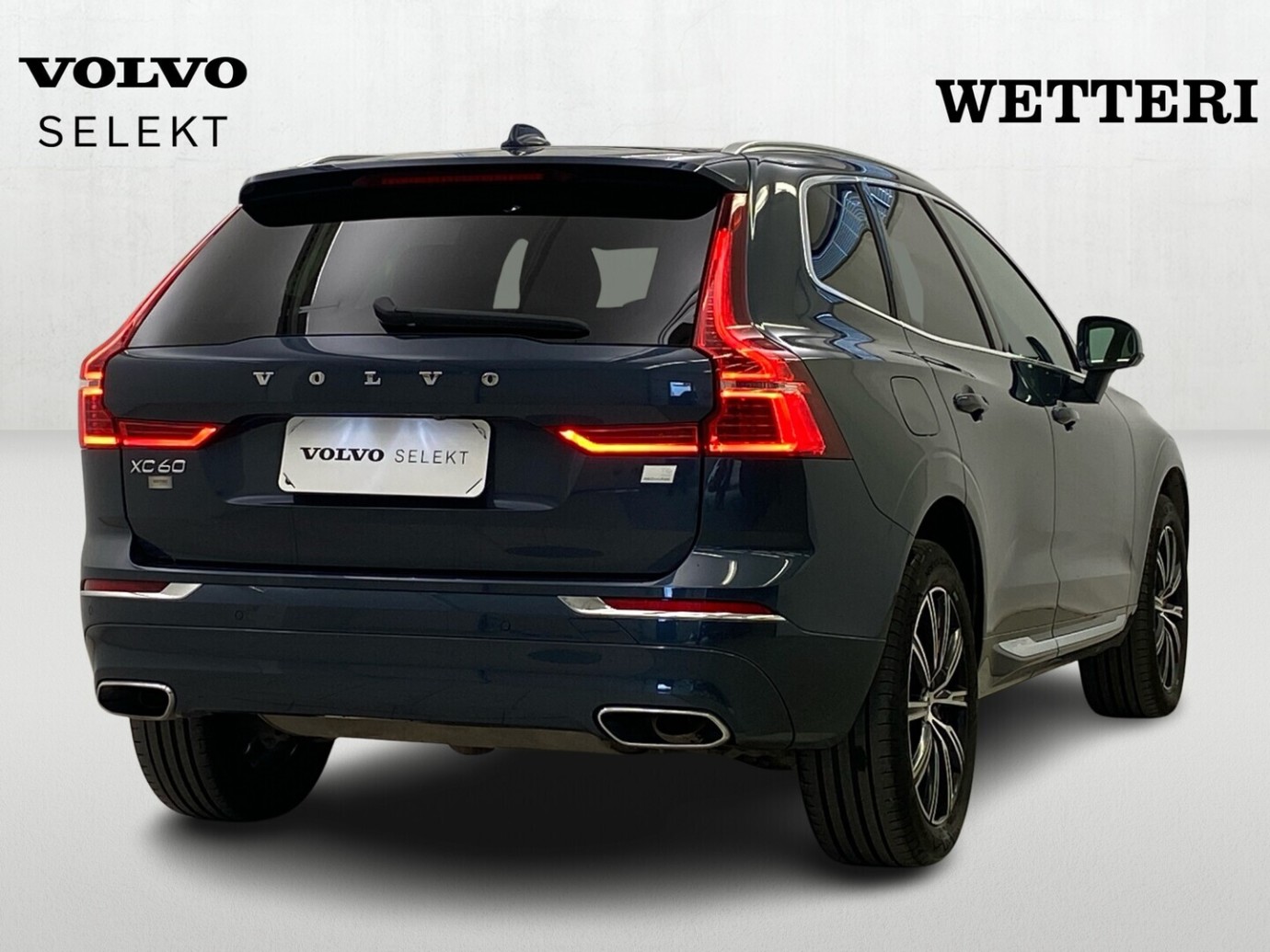 Esittelykuva VOLVO XC60 lataushybridiautosta.