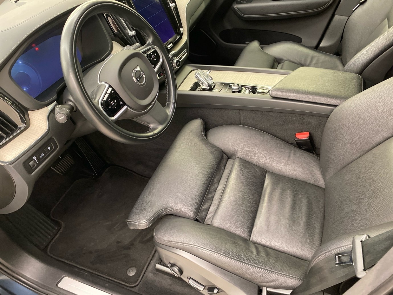 Esittelykuva VOLVO XC60 lataushybridiautosta.