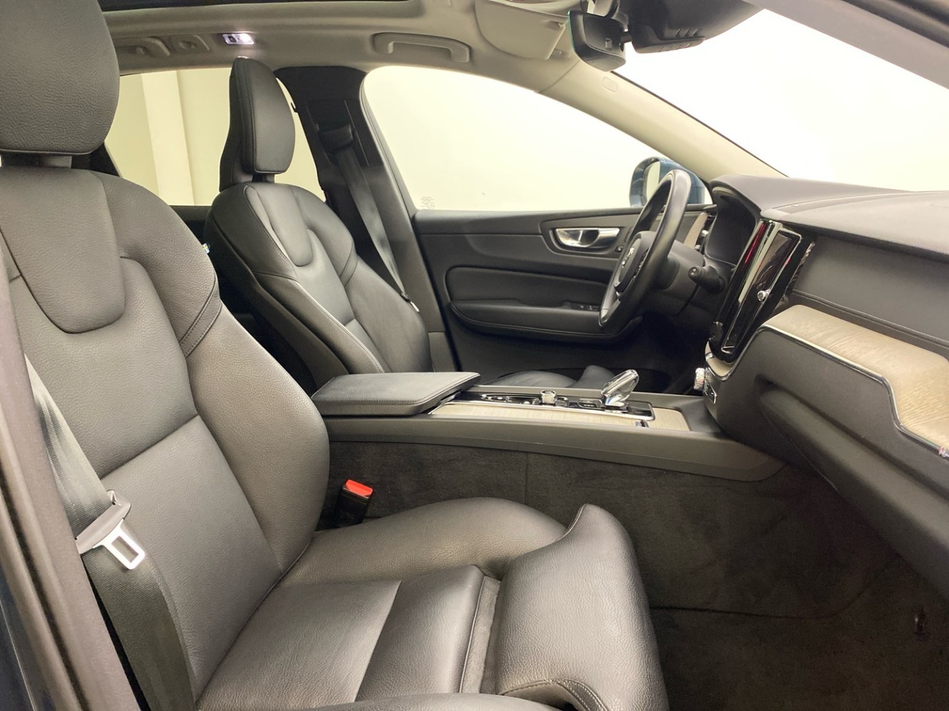 Esittelykuva VOLVO XC60 lataushybridiautosta.