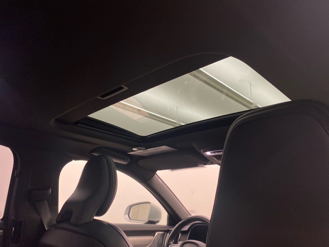 Esittelykuva VOLVO S90 lataushybridiautosta.