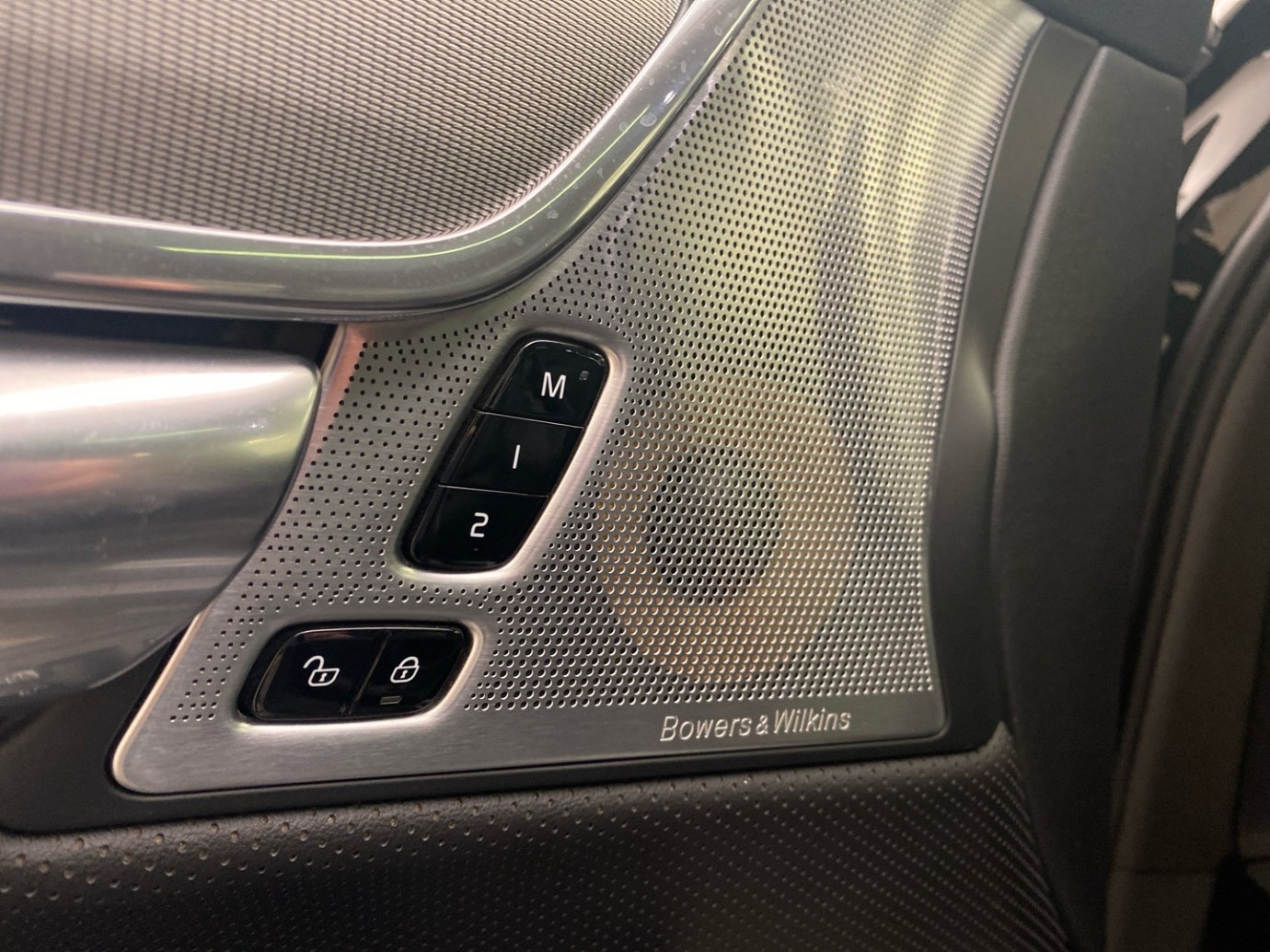 Esittelykuva VOLVO S90 lataushybridiautosta.