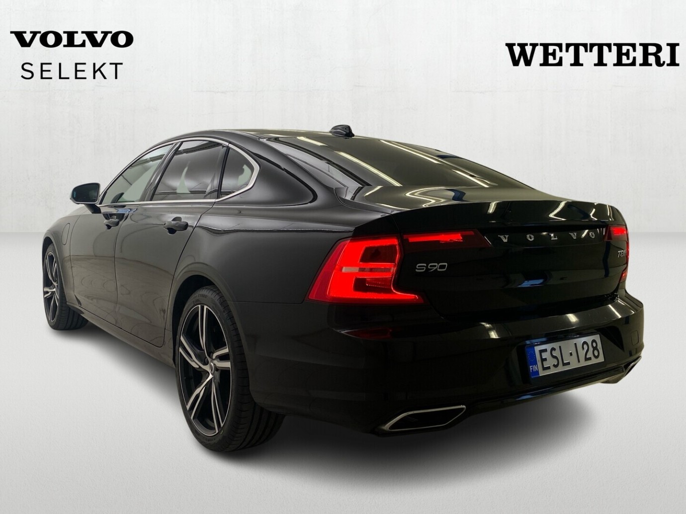 Esittelykuva VOLVO S90 lataushybridiautosta.
