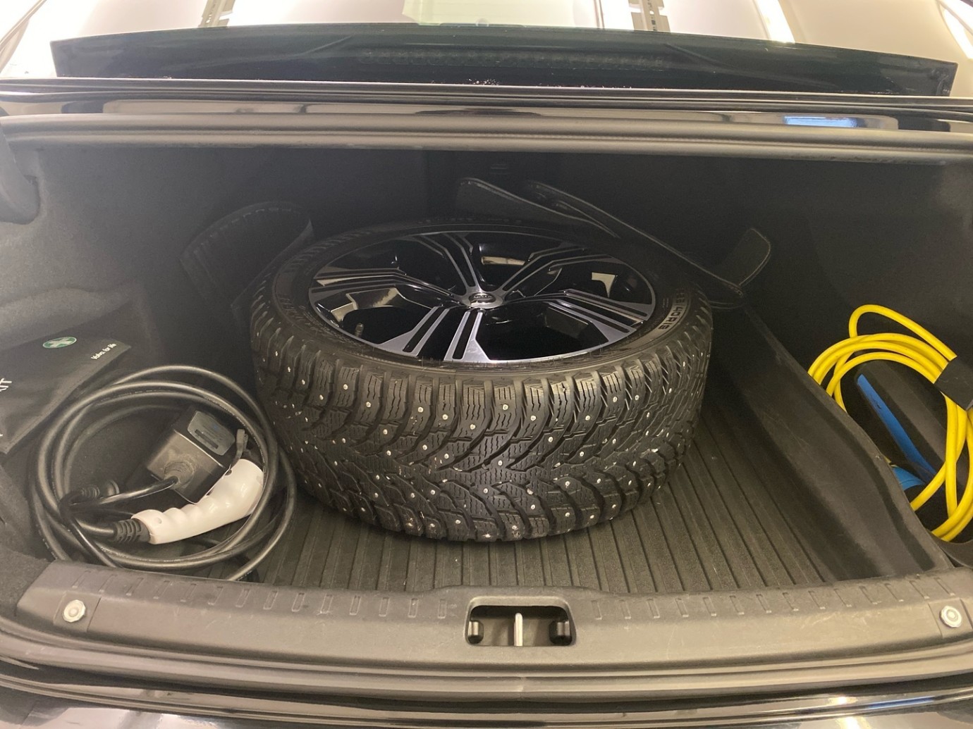 Esittelykuva VOLVO S90 lataushybridiautosta.