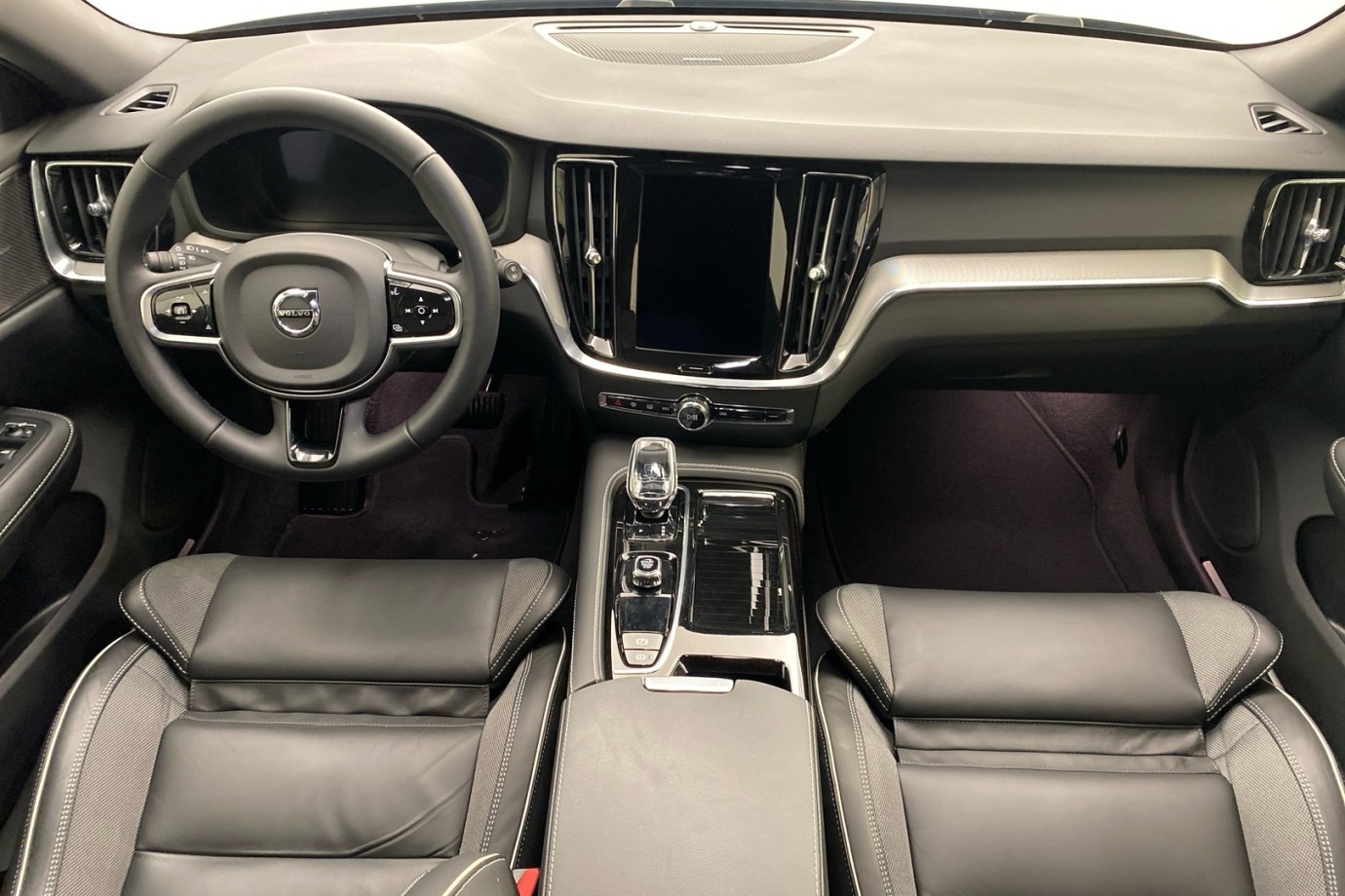 Esittelykuva VOLVO V60 lataushybridiautosta.