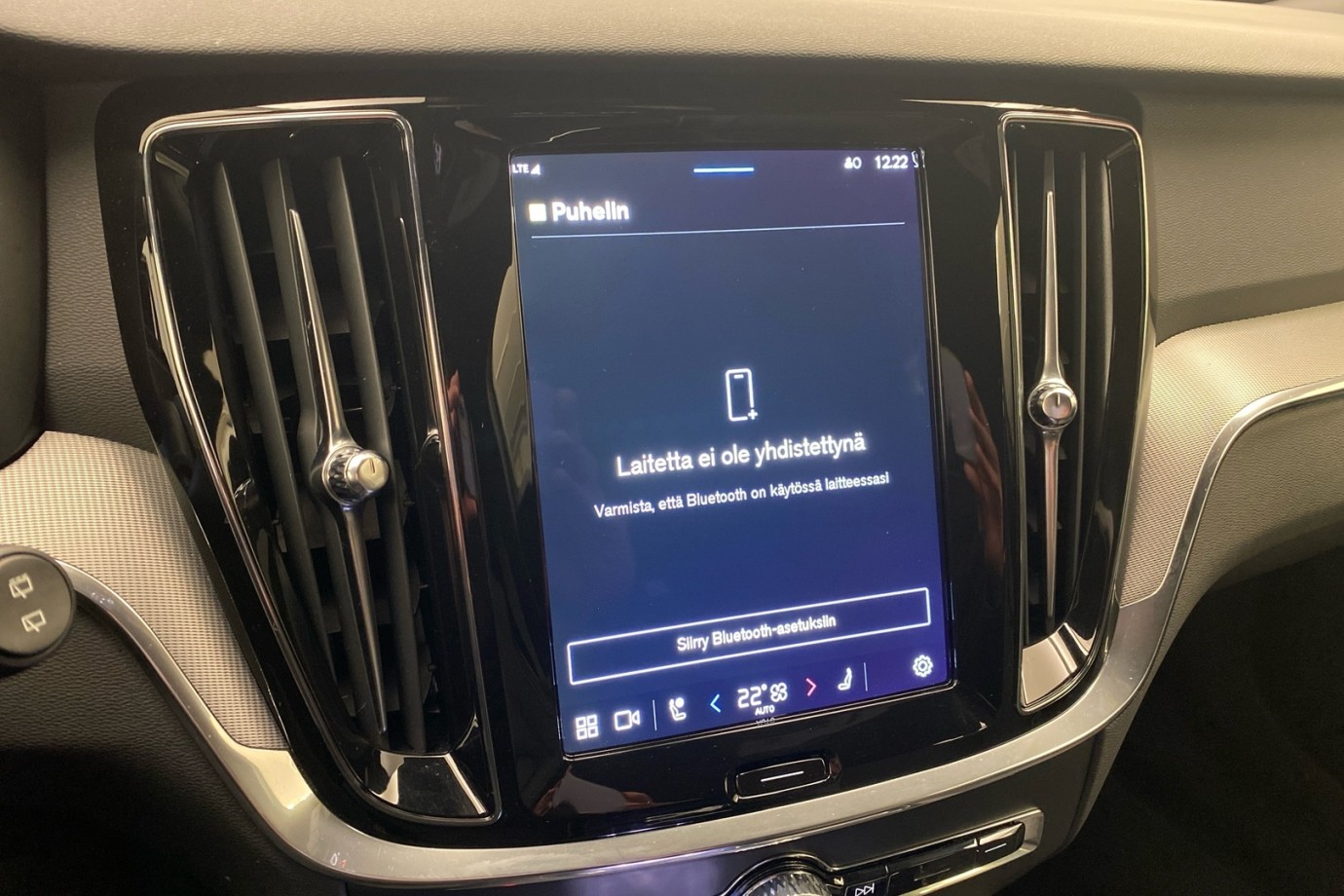 Esittelykuva VOLVO V60 lataushybridiautosta.
