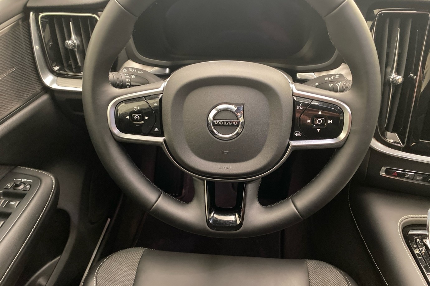 Esittelykuva VOLVO V60 lataushybridiautosta.