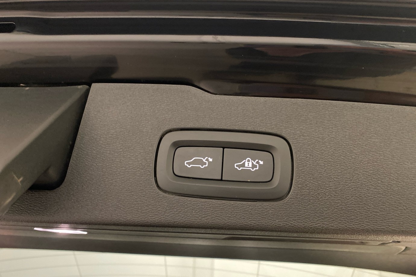 Esittelykuva VOLVO V60 lataushybridiautosta.