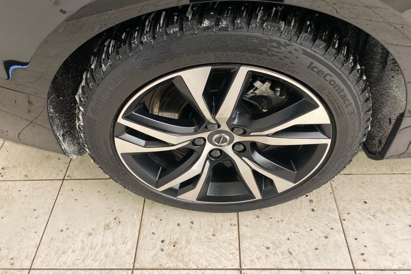 Esittelykuva VOLVO V60 lataushybridiautosta.