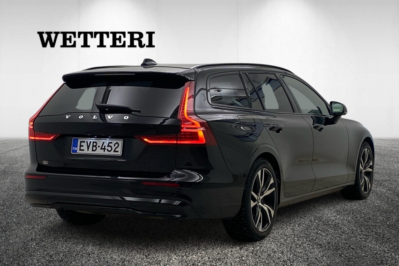 Esittelykuva VOLVO V60 lataushybridiautosta.