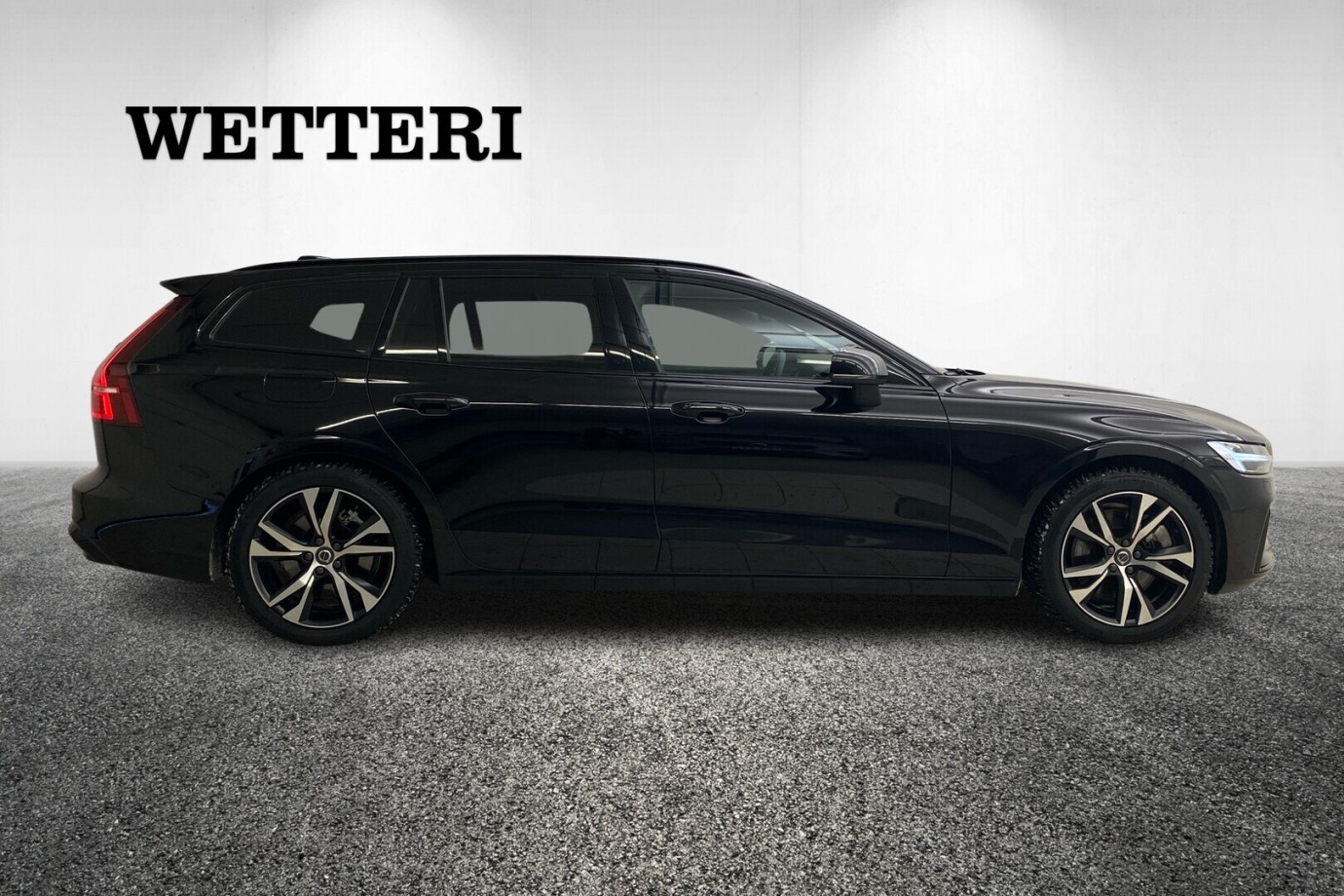 Esittelykuva VOLVO V60 lataushybridiautosta.