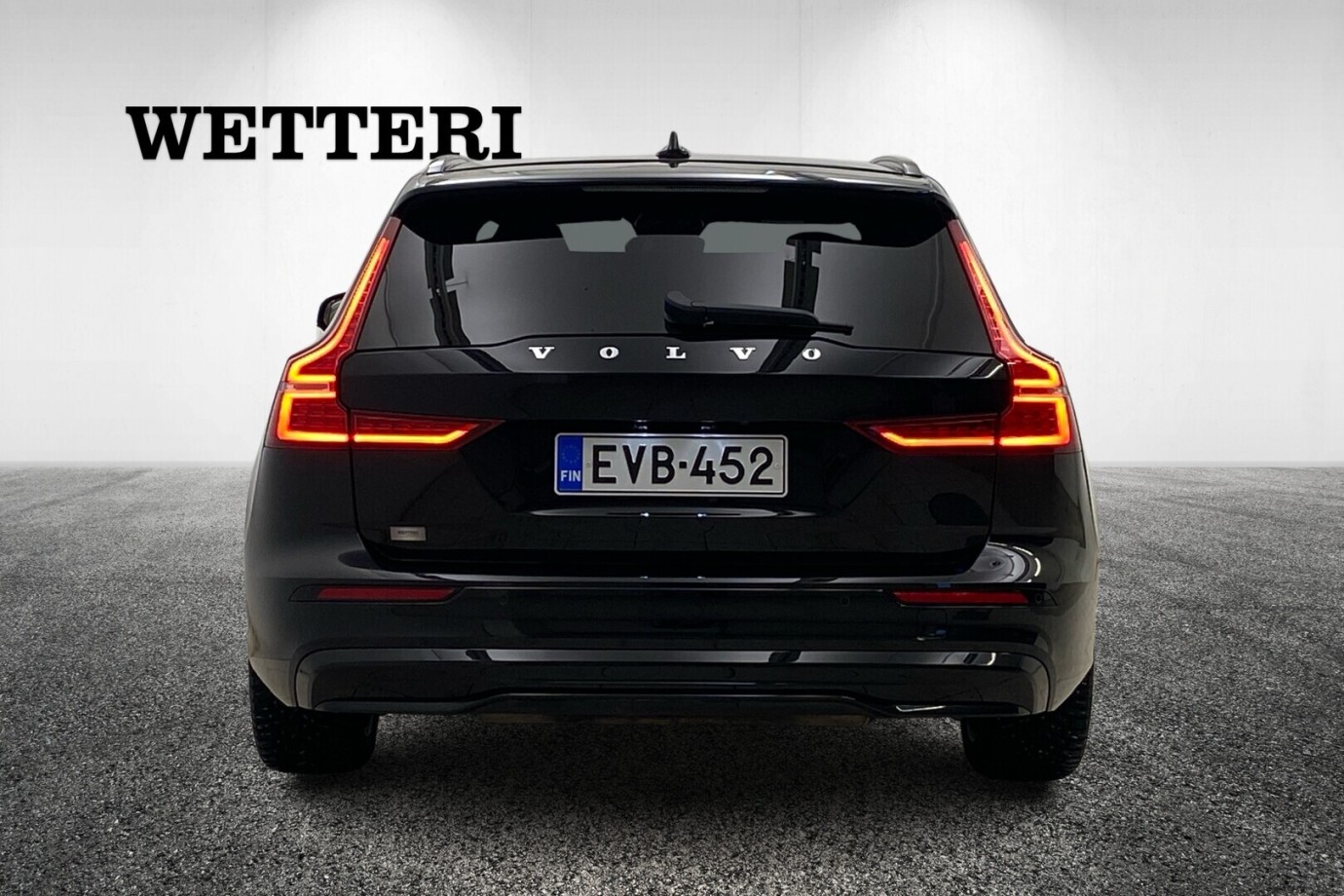 Esittelykuva VOLVO V60 lataushybridiautosta.