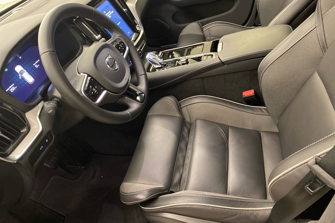 Esittelykuva VOLVO V60 lataushybridiautosta.