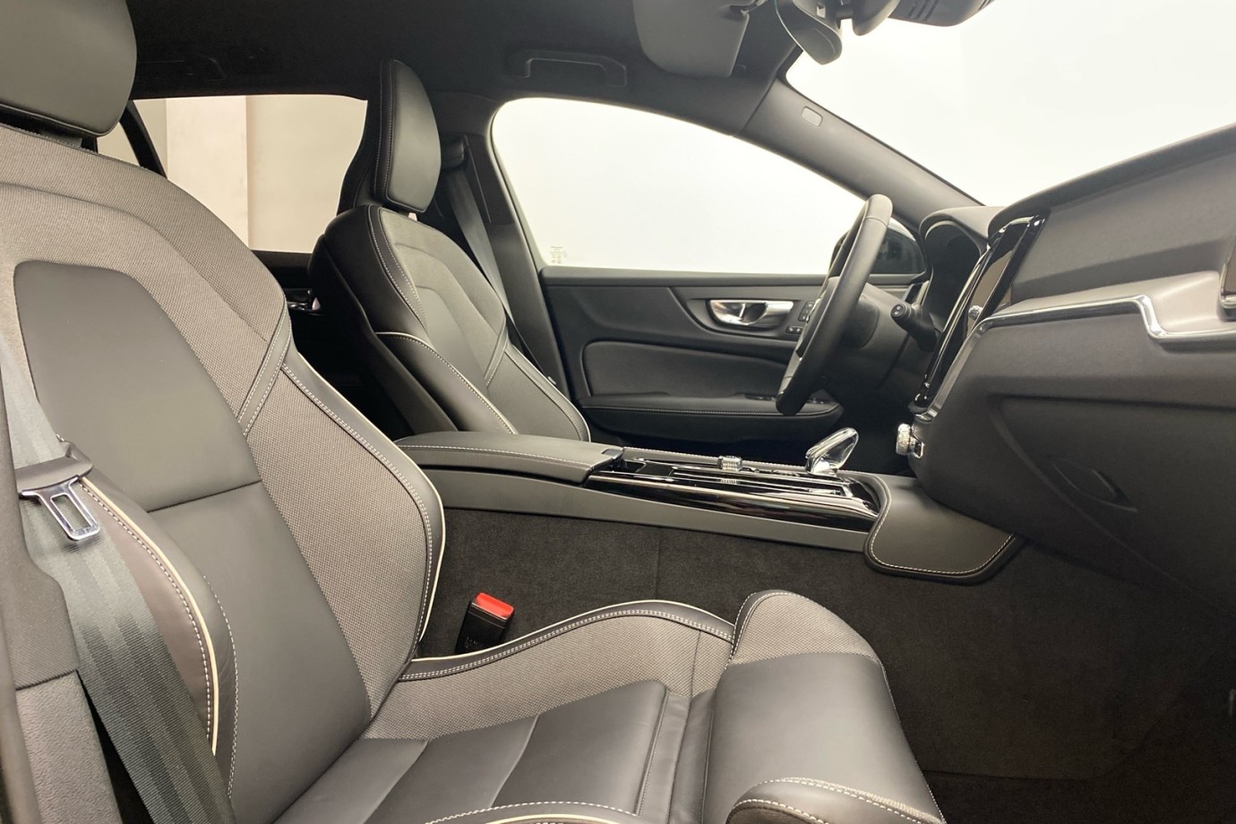 Esittelykuva VOLVO V60 lataushybridiautosta.