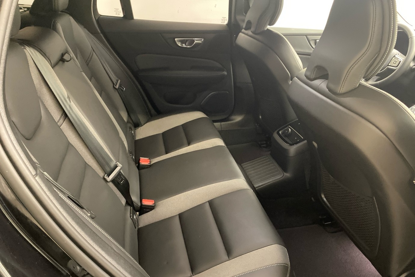 Esittelykuva VOLVO V60 lataushybridiautosta.