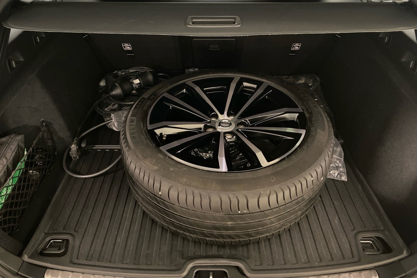Esittelykuva VOLVO V60 lataushybridiautosta.