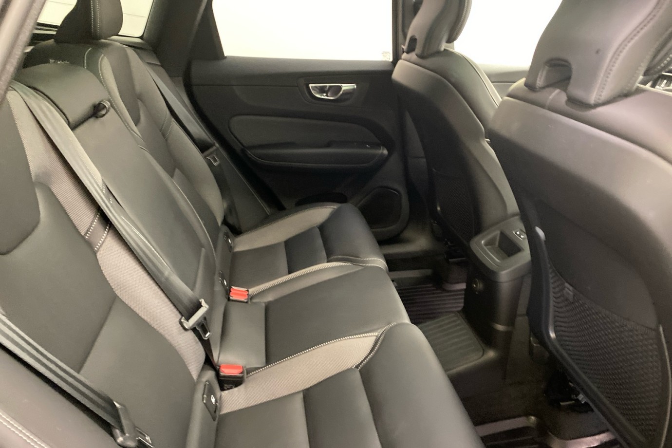 Esittelykuva VOLVO XC60 lataushybridiautosta.